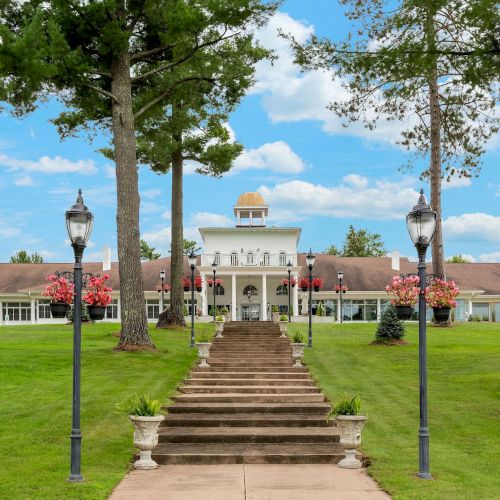 Initially opened in 1905 by the Wisconsin and Michigan Railroad, this 55-suite hotel is located on the majestic Miscauno Island, tucked into the north woods of Wisconsin. The magnificent historical facade continues to impress.