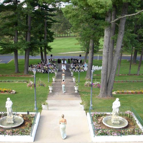 We are the perfect venue for your wedding, reunion, anniversary, birthday, or corporate retreat.