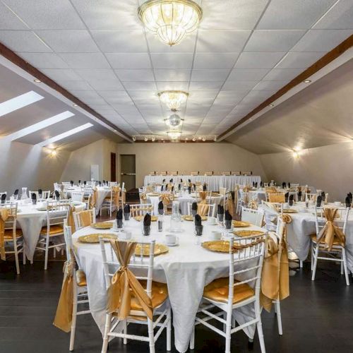 The Summer/Winter Salon can host up to 136 guests.